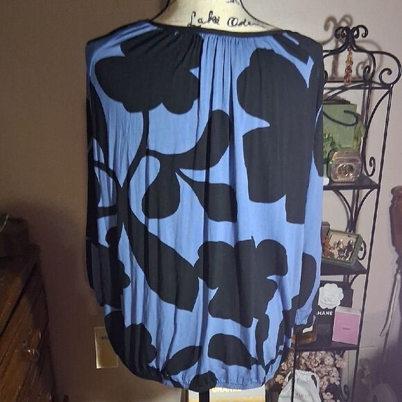 NWT Michael Kors Blue and Black Floral Blouse Size Large Petite - Picture 6 of 8